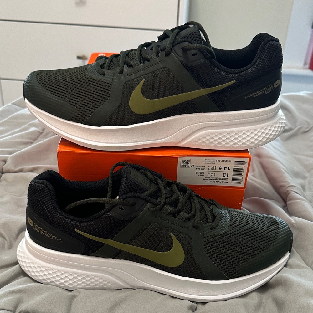 Nike Men's Black and Olive Running Sneakers
